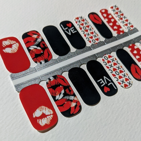 5 Nail Wraps for $15- Kiss Me - Picture 2 of 5